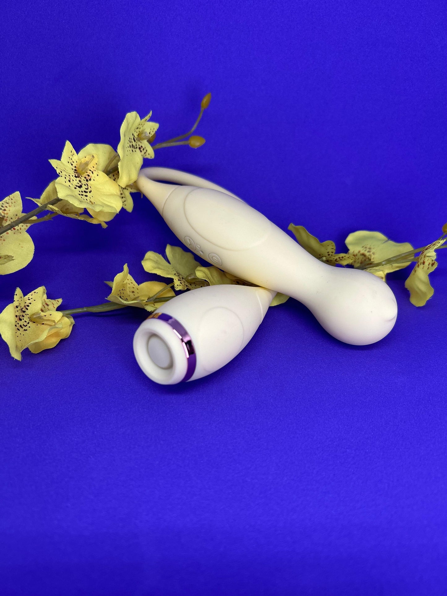 Vibrador duplo. Flexível e confortável. Recarregável, com 10 modos de vibração e 10 modos de pulsação - LILO