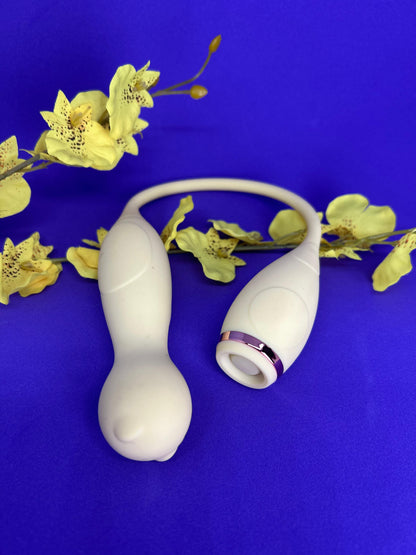 Vibrador duplo. Flexível e confortável. Recarregável, com 10 modos de vibração e 10 modos de pulsação - LILO