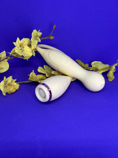 Vibrador duplo. Flexível e confortável. Recarregável, com 10 modos de vibração e 10 modos de pulsação - LILO